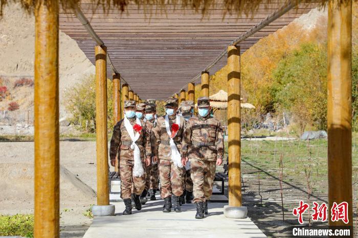 圖為什布奇邊防連退伍老兵臨別前再看一眼連隊。　劉曉東 攝