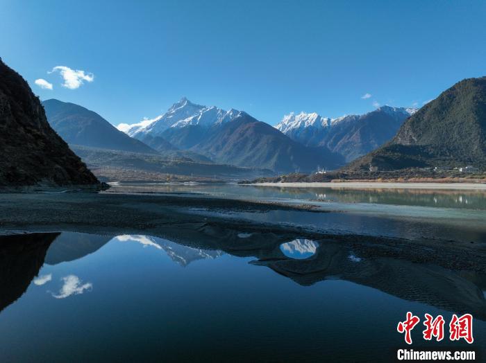 西藏林芝雅魯藏布江和遠(yuǎn)處的雪山?！《拘?攝