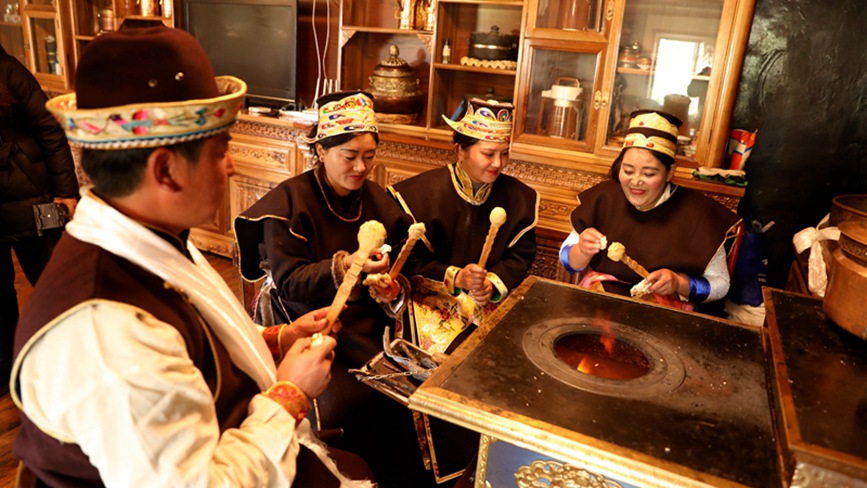  烤“結達”（由牛奶、酥油、細奶渣和糖調(diào)和而成）。