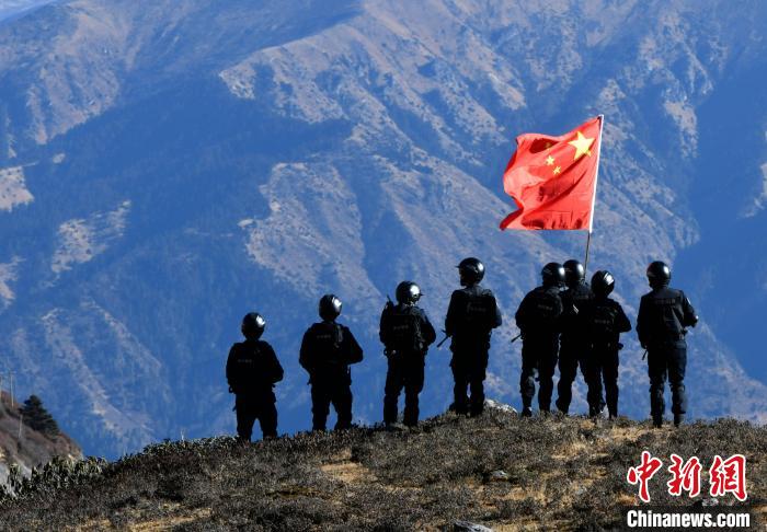 1月6日，移民警察在執(zhí)勤?！±盍?攝