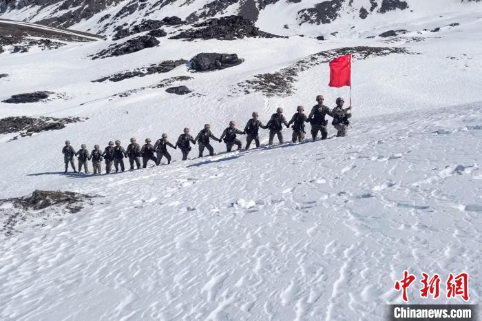 春節(jié)期間，西藏軍區(qū)山南軍分區(qū)某邊防團官兵踏雪巡邊?！〉┰鰰x美 攝