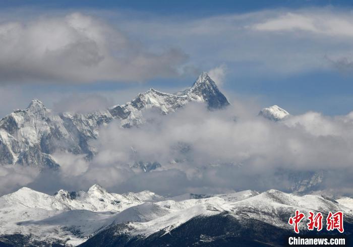 2月17日，西藏林芝色季拉山觀景臺拍到的南迦巴瓦峰?！±盍?攝