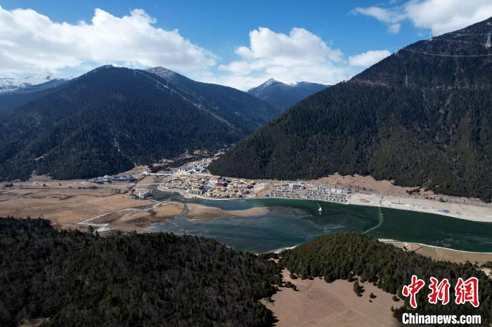 2月17日，西藏林芝魯朗小鎮(zhèn)。(無人機(jī)照片) 李林 攝