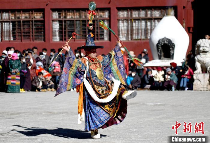 2月19日，楚布寺僧人參加跳神活動(dòng)?！±盍?攝