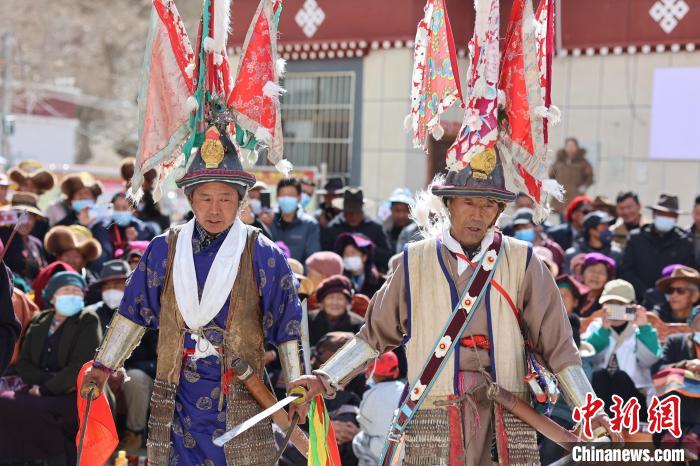 圖為兩位藝人表演瓊結“果孜”舞?！愔闈扇?攝