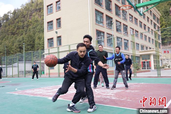 圖為亞?wèn)|邊檢站民警與駐地農(nóng)業(yè)銀行代表開(kāi)展籃球友誼賽?！『?攝