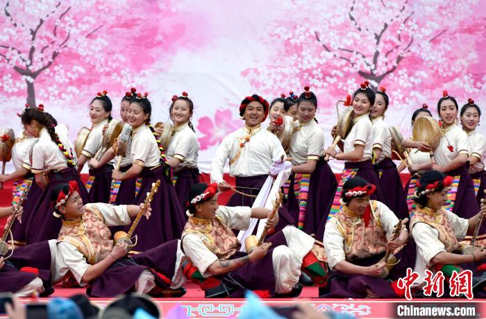 3月28日，西藏林芝第二十屆桃花旅游文化節(jié)開(kāi)幕式上的文藝表演?！±盍?攝