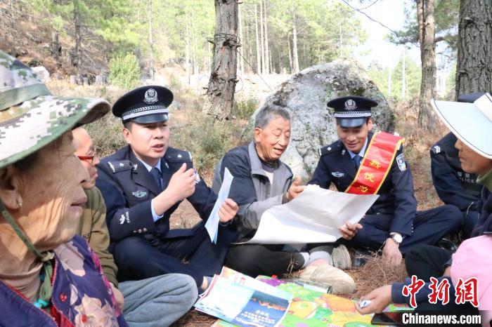 圖為竹瓦根邊境派出所民警為轄區(qū)群眾宣講森林防火常識(shí)?！≈裢吒吘撑沙鏊?供圖