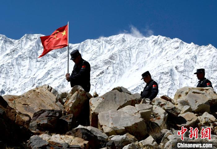 底雅邊境派出所民警夏永軍(左一)在巡邏中。