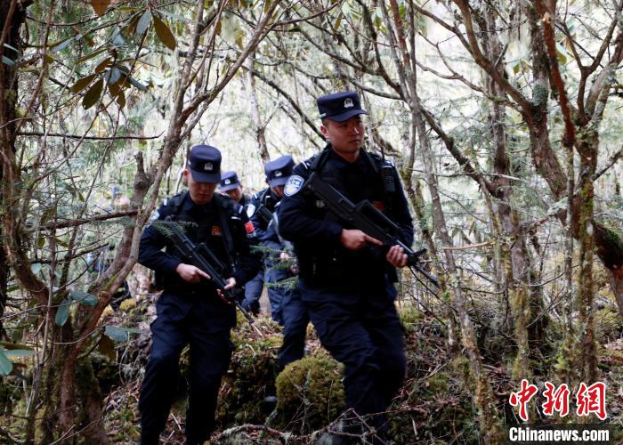 山南邊境管理支隊玉麥邊境派出所民警在邊境原始森林里開展邊境巡邏?！∴嶇?攝