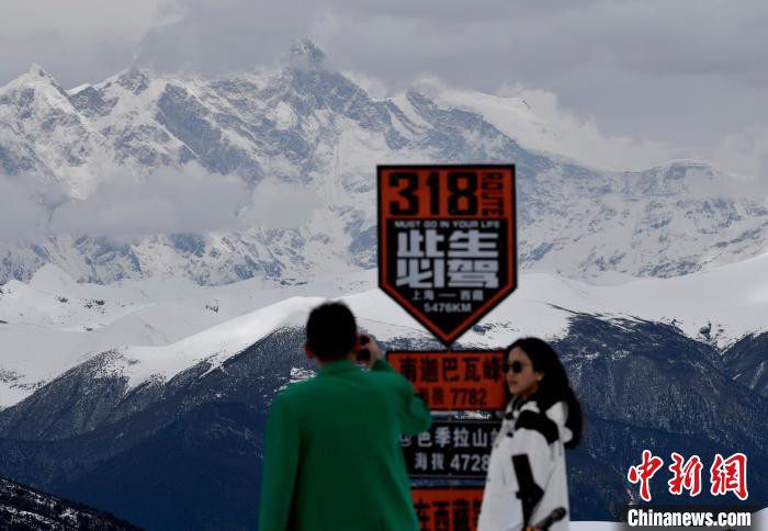 圖為5月14日，西藏林芝色季拉山觀景臺，游客遠眺南迦巴瓦峰?！　±盍?攝