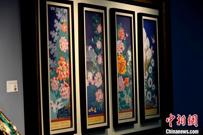 圖為5月16日，展覽中新創(chuàng)唐卡作品《四季花》?！±盍?攝