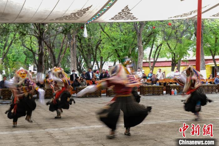 圖為活動(dòng)現(xiàn)場(chǎng)的藏戲表演。　江飛波 攝