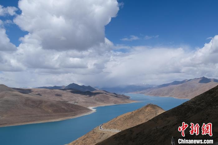 中外嘉賓在西藏羊卓雍錯感受高原湖光山色