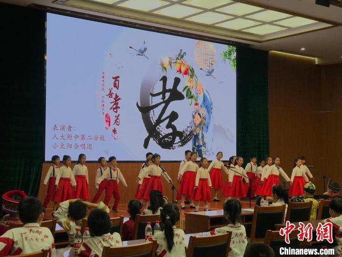 圖為中國(guó)人民大學(xué)附屬中學(xué)第二分校的小朋友們合唱。　陳建新 攝