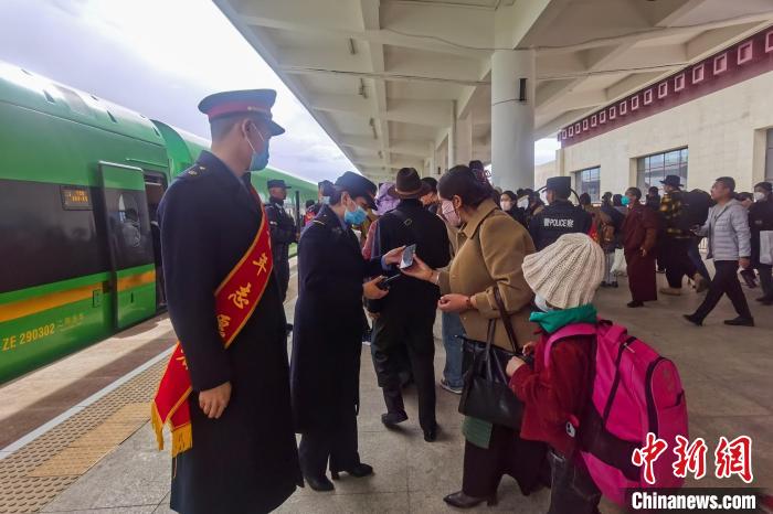 日喀則火車站工作人員引導(dǎo)乘客乘坐高原復(fù)興號(hào)?！《飞降?攝