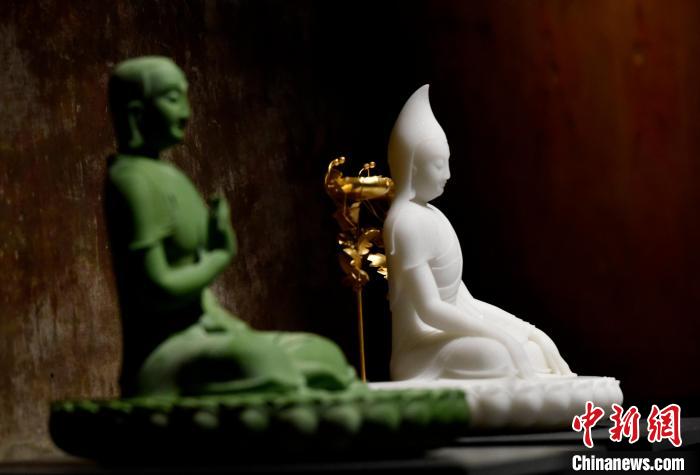 圖為展覽中圍繞西藏歷史與傳統(tǒng)創(chuàng)作的雕塑作品?！±盍?攝