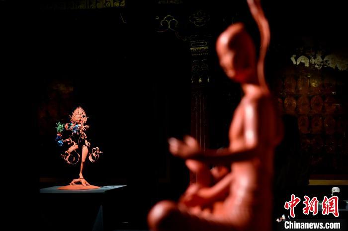 圖為展覽中圍繞西藏歷史與傳統(tǒng)創(chuàng)作的雕塑作品?！±盍?攝