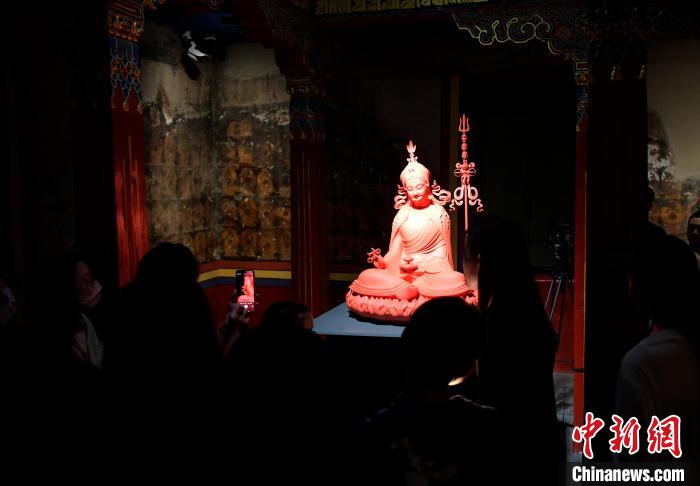 圖為觀眾正在欣賞展覽中的雕塑作品?！±盍?攝
