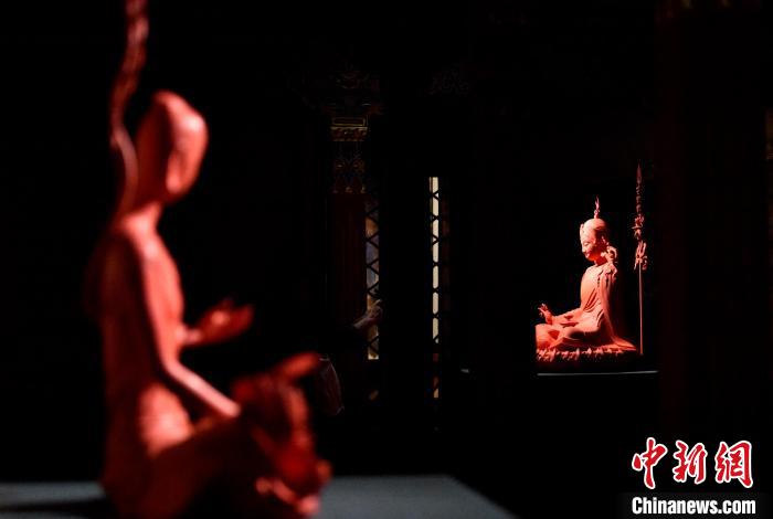 圖為展覽中圍繞西藏歷史與傳統(tǒng)創(chuàng)作的雕塑作品?！±盍?攝