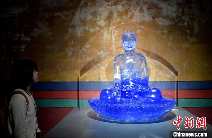 圖為觀眾正在欣賞展覽中的雕塑作品?！±盍?攝