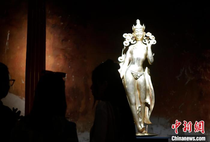 圖為觀眾正在欣賞展覽中的雕塑作品《八萬(wàn)四千年》。　李林 攝