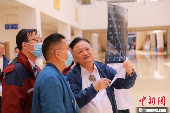 上海專家們采用“一對一”指導(dǎo)等方式，帶動日喀則市人民醫(yī)院科室、醫(yī)生業(yè)務(wù)水平的提升?！∩虾＝淮筢t(yī)學(xué)院供圖