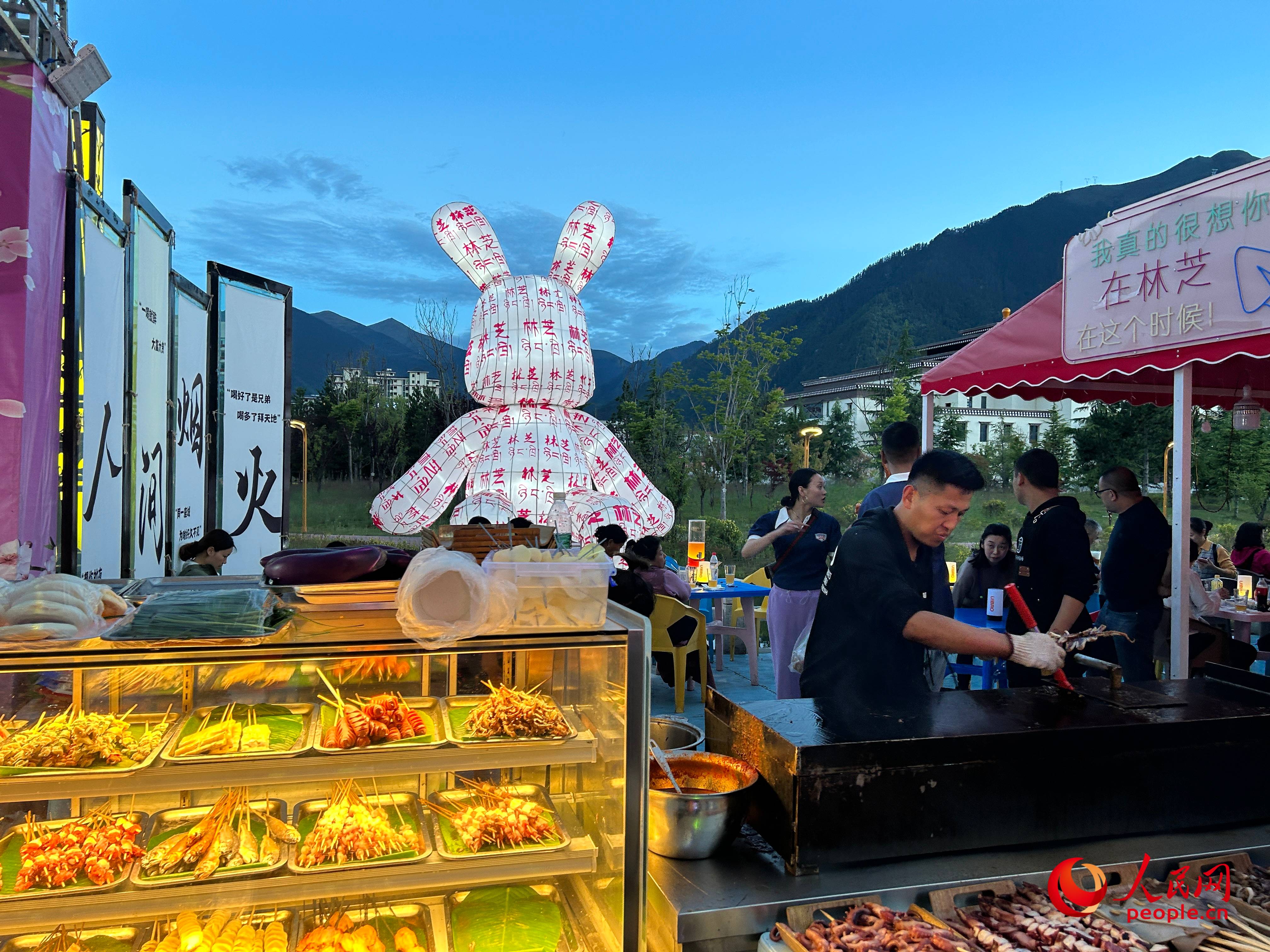 工布公園里的夜市，滿滿“煙火氣”。人民網(wǎng) 周靜圓攝