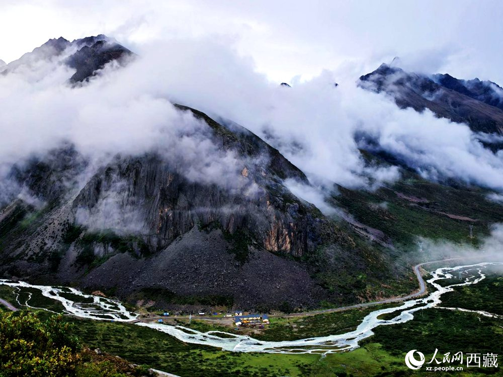 河流蜿蜒于青山間。人民網(wǎng) 李海霞攝