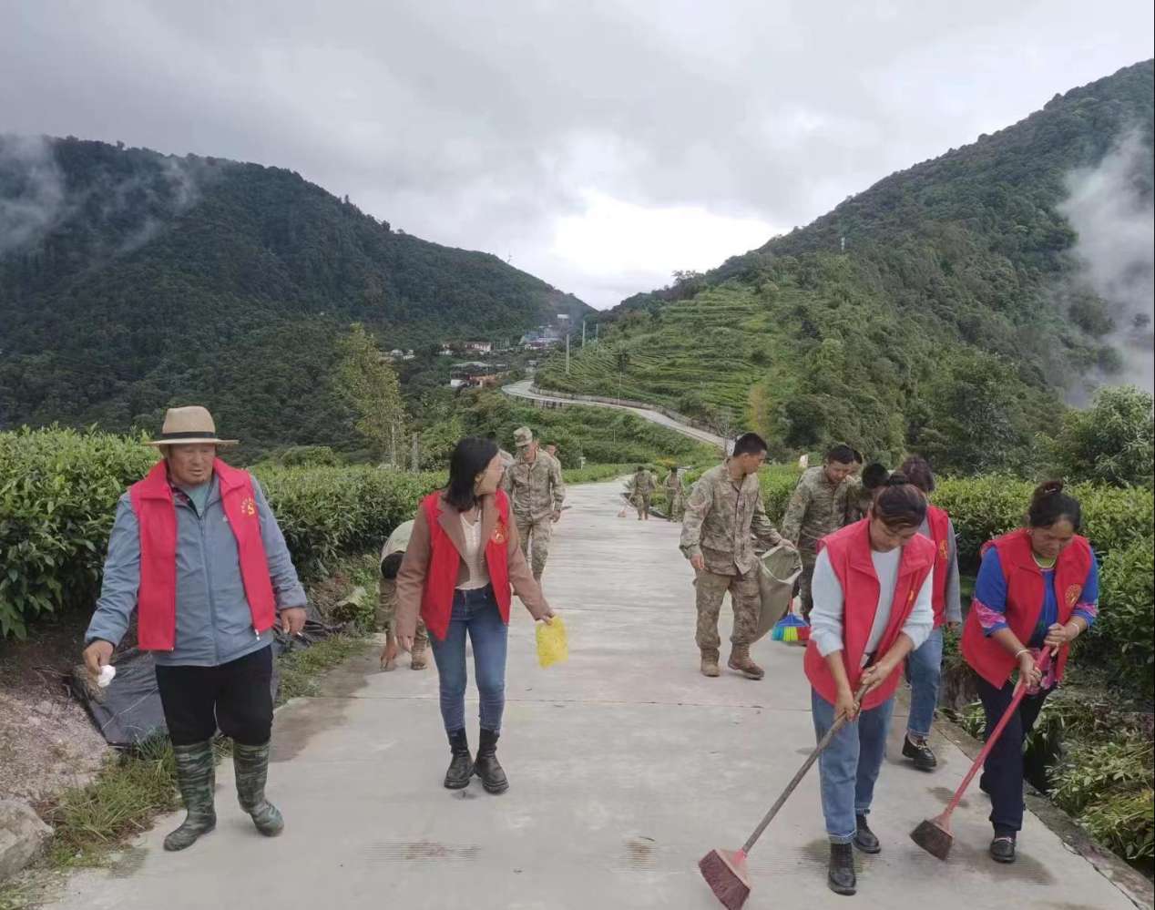 圖為：墨脫縣背崩鄉(xiāng)格林村軍地黨組織共同開展“愛我墨脫、靚我家園”主題黨日活動(dòng)