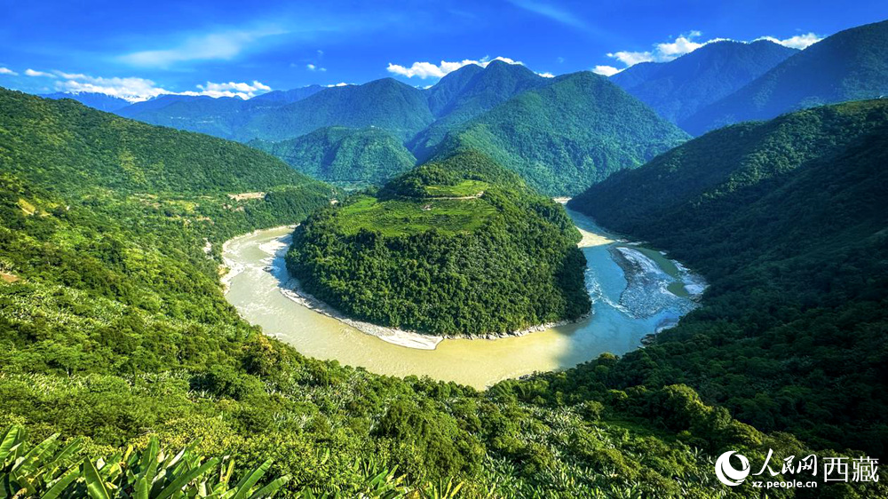 風(fēng)景秀麗、植被繁茂的西藏林芝市墨脫縣果果塘大拐彎。人民網(wǎng)記者 次仁羅布攝
