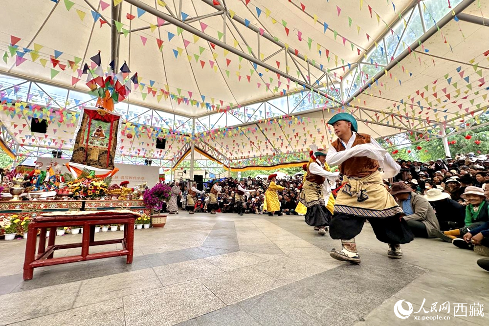 拉薩市宗角祿康公園舉行傳統(tǒng)藏戲劇目展演。