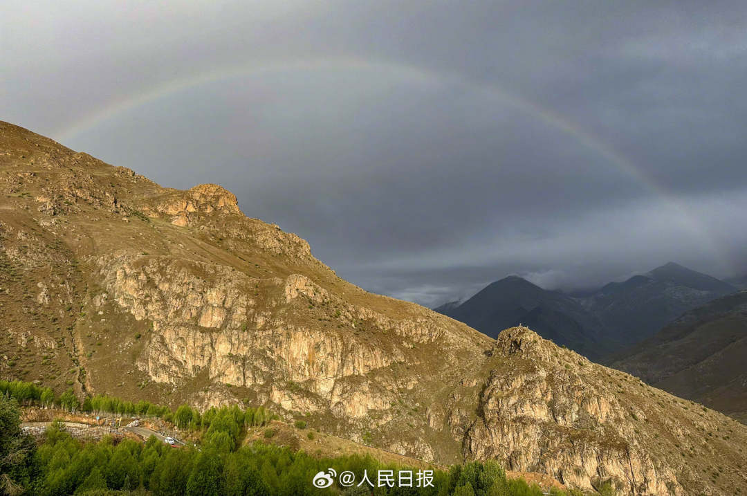 接好運(yùn)！青藏高原現(xiàn)巨大彩虹橋