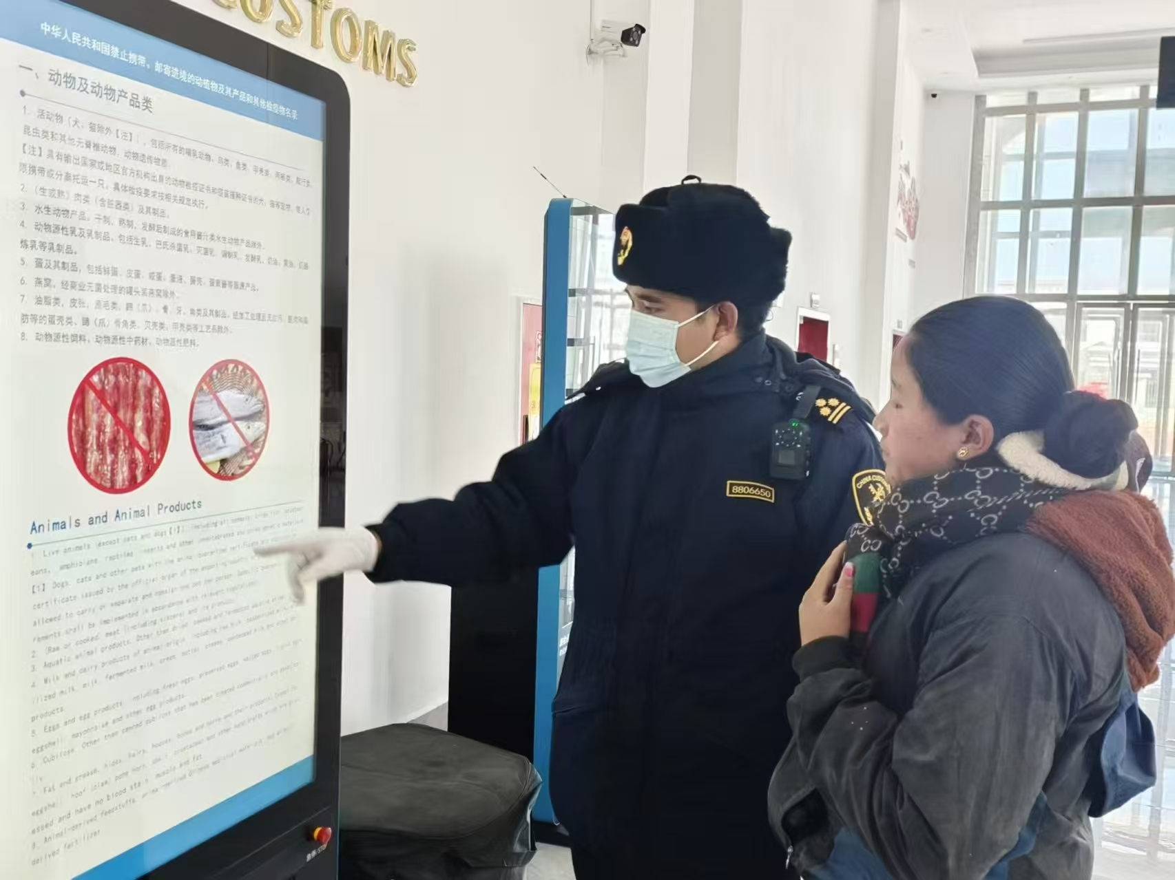 海關(guān)關(guān)員對(duì)入境邊民進(jìn)行禁止攜帶、郵寄進(jìn)境動(dòng)植物及其產(chǎn)品解讀。次旺久美攝