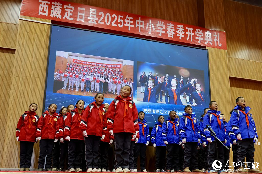 定日縣中小學(xué)生代表與北京市八一學(xué)校、成都市錦江區(qū)嘉祥外國語學(xué)校的師生一同唱響《把未來點(diǎn)亮》，迎來開學(xué)第一課。人民日報(bào)記者 鮮敢攝