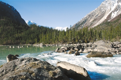 然烏湖美景。圖片由昌都市委宣傳部提供.jpg