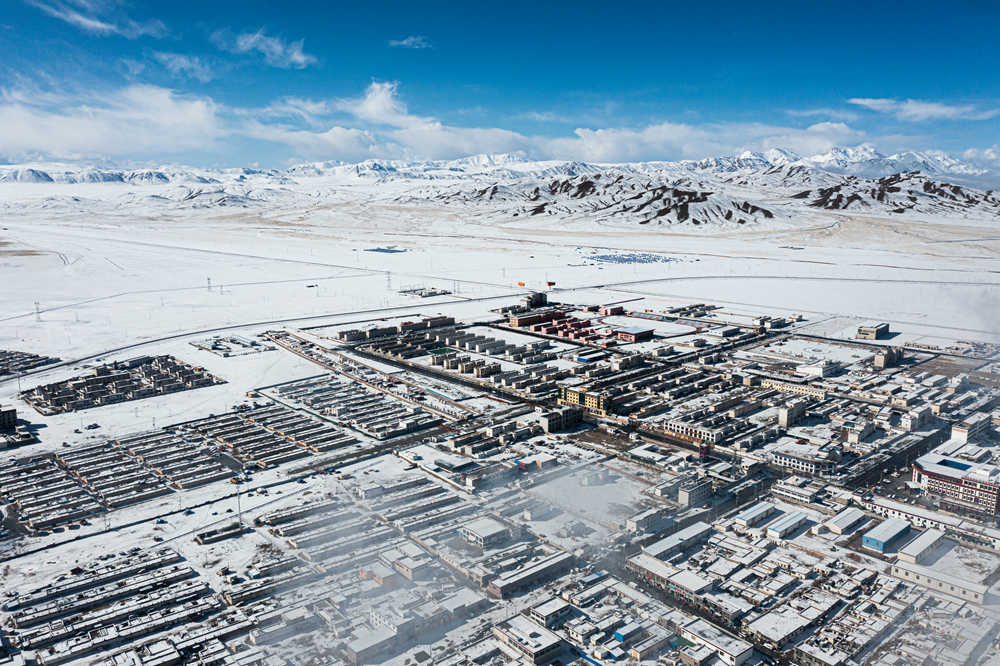 西藏阿里地區(qū)改則縣迎來初雪，銀裝素裹，美如畫卷。