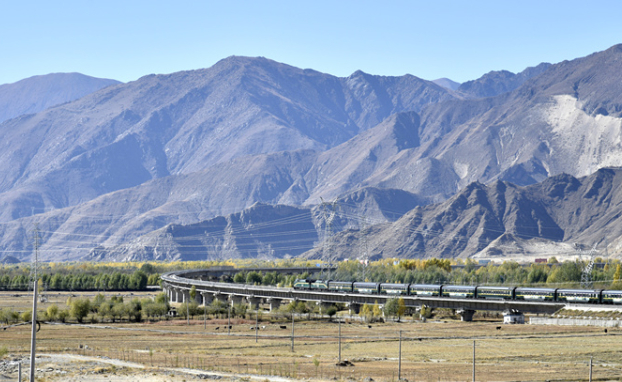 圖為??列火車(chē)行駛在拉日鐵路?? 攝影：王媛媛.jpg