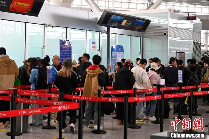 圖為“五一”期間，拉薩貢嘎機場旅客密集出行。　扎西頓珠 攝