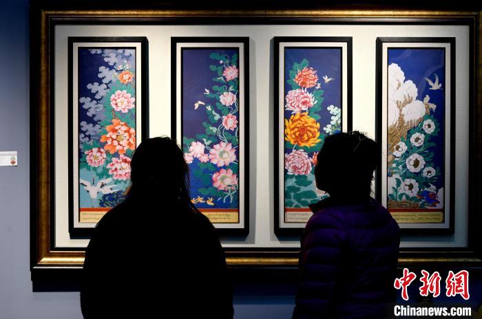 圖為5月16日，觀眾正在欣賞展覽中的新創(chuàng)唐卡作品?！±盍?攝