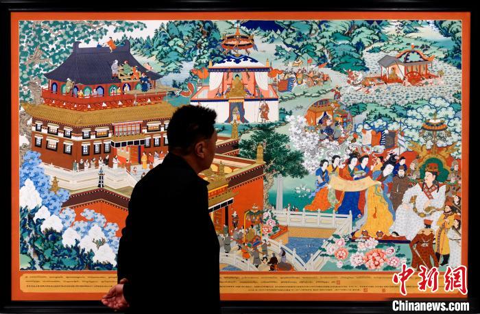 圖為5月16日，觀眾正在欣賞展覽中的新創(chuàng)唐卡作品?！±盍?攝