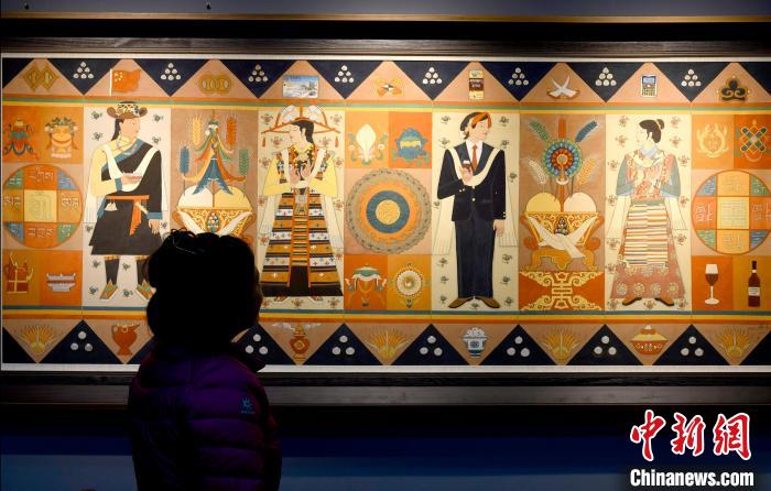 圖為5月16日，觀眾正在欣賞展覽中的新創(chuàng)唐卡作品?！±盍?攝