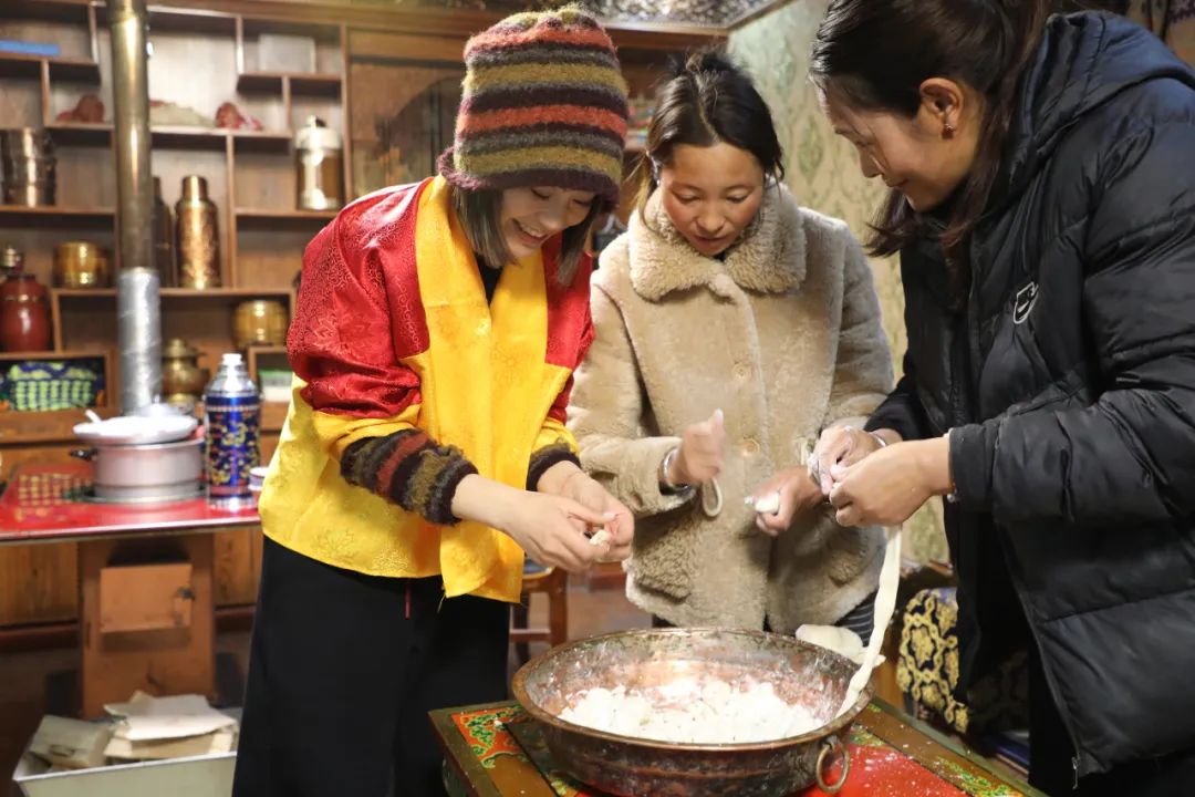 游客體驗(yàn)制作“古突”。巴桑卓嘎攝