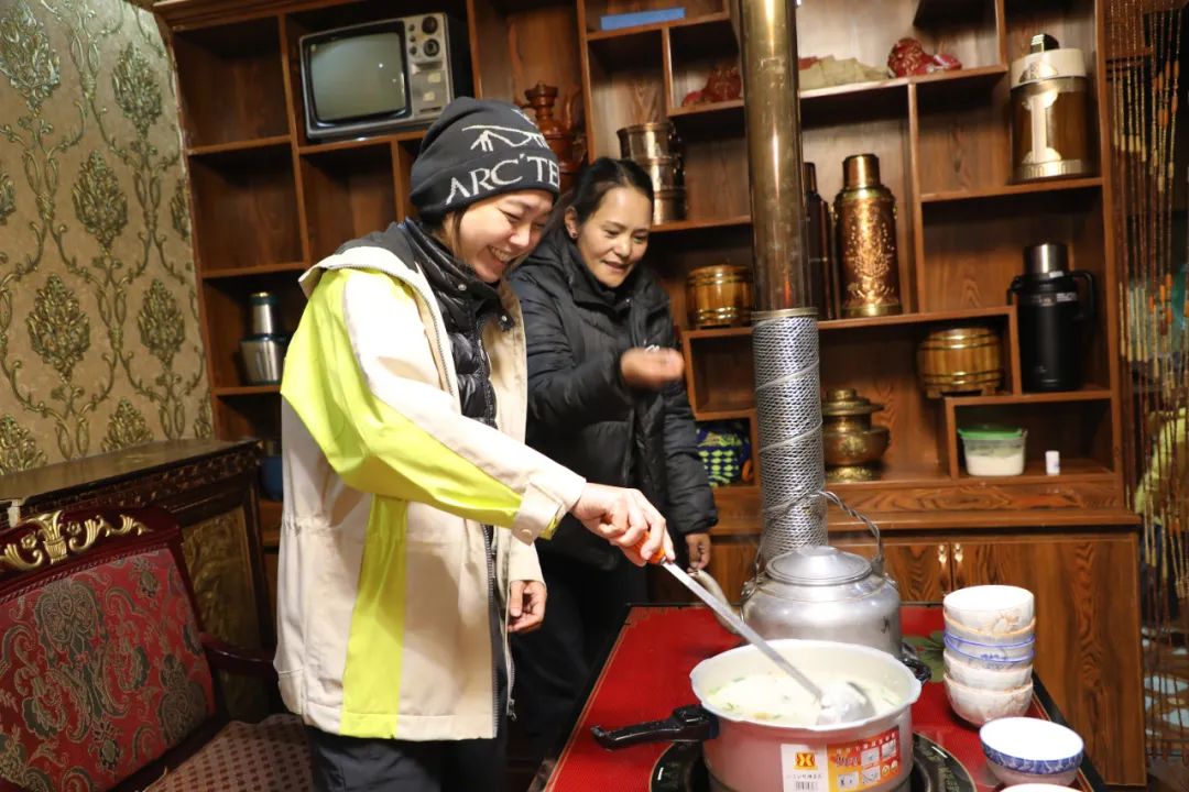 游客體驗(yàn)制作“古突”。巴桑卓嘎攝