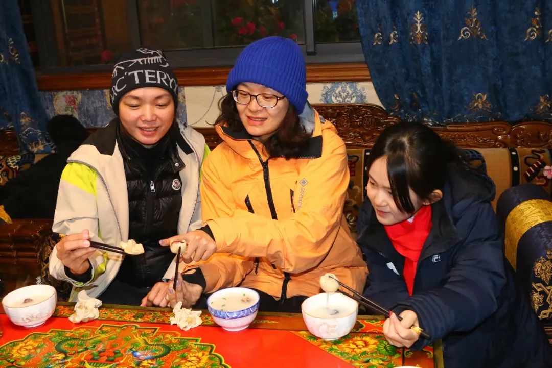 品嘗“古突”。巴桑卓嘎攝