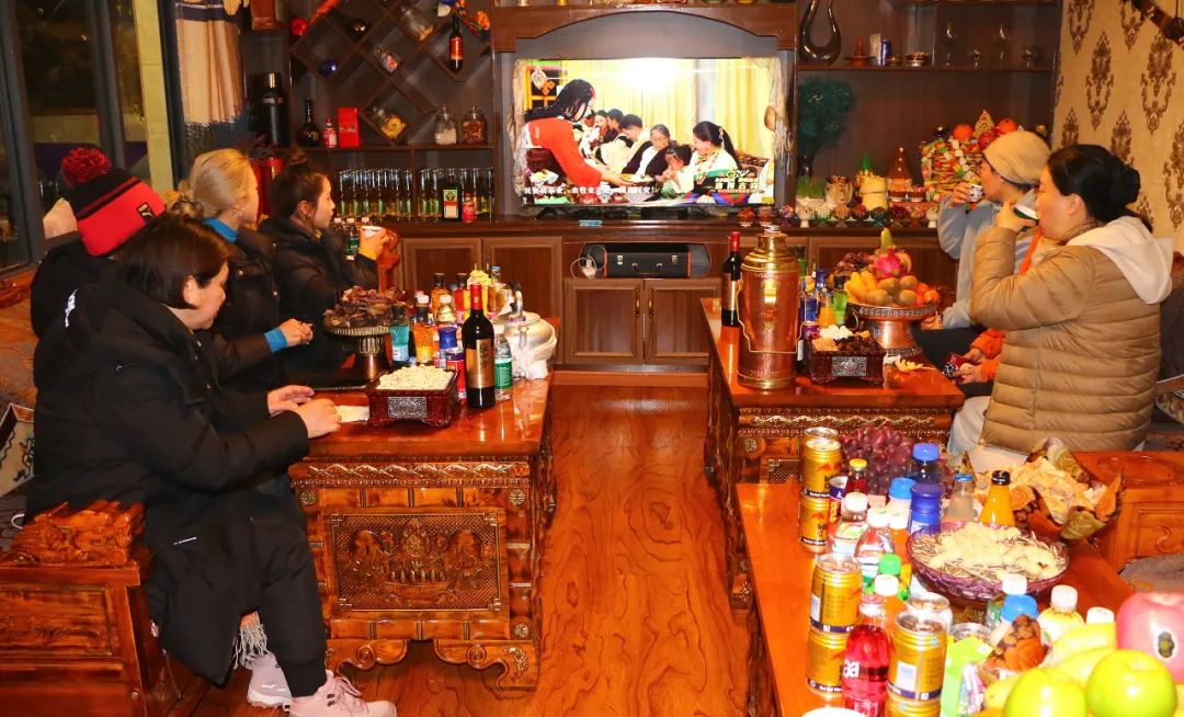 游客在居民家中，一同看藏晚，歡慶藏歷新年。巴桑卓嘎攝