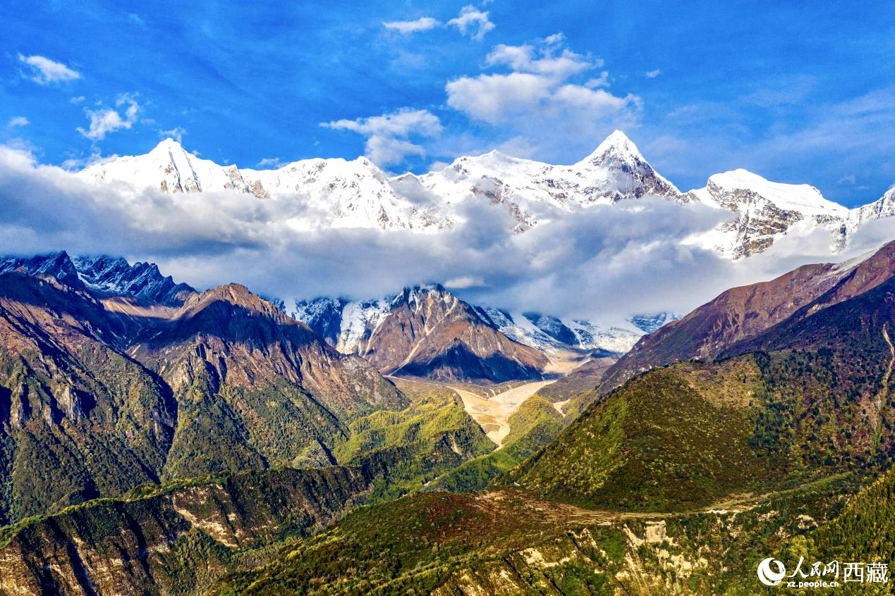 無人機航拍南迦巴瓦峰。