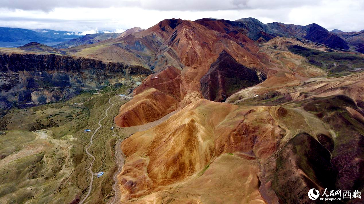 西藏阿里地區(qū)札達縣境內(nèi)的山丘，因大地礦石的緣故而變得色彩豐富，當(dāng)?shù)厝朔Q之為“五彩山”。